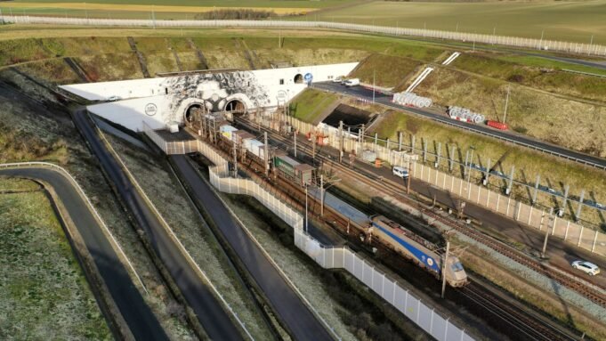 19 feridos após colisão no Túnel da Mancha entre um ônibus e um trem do lado francês | Notícias do Reino Unido 19 feridos após colisão no Túnel da Mancha entre um ônibus e um trem do lado francês | Notícias do Reino Unido
