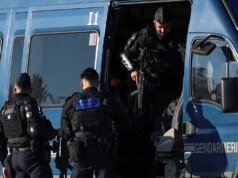 A França enviou 70.000 policiais em todo o país enquanto os protestos entram em sua terceira semana