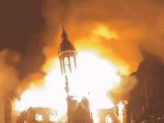 A histórica prefeitura da França foi em grande parte perdida depois que manifestantes de extrema esquerda a incendiaram