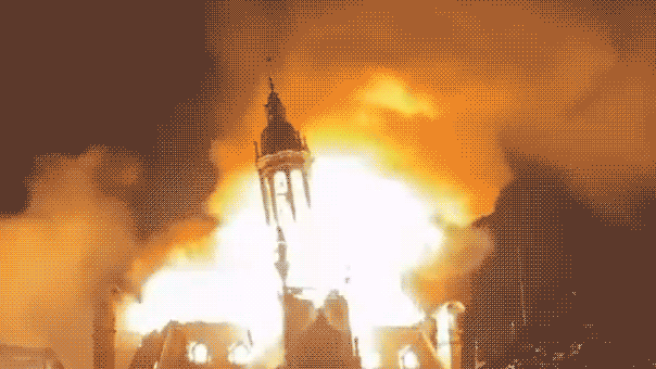 A histórica prefeitura da França foi em grande parte perdida depois que manifestantes de extrema esquerda a incendiaram A histórica prefeitura da França foi em grande parte perdida depois que manifestantes de extrema esquerda a incendiaram