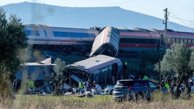 Acidente de trem de alta velocidade em Toledo, na Espanha, matou pelo menos 10 pessoas Acidente de trem de alta velocidade em Toledo, na Espanha, matou pelo menos 10 pessoas