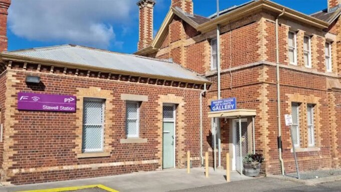 Agressão em Stawell: 3 adolescentes acusados ​​​​após menino autista ser roubado perto da estação de trem