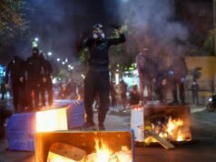 Albaneses incendiaram edifícios governamentais e entraram em confronto com a polícia de choque em protestos recentes | Notícias do mundo