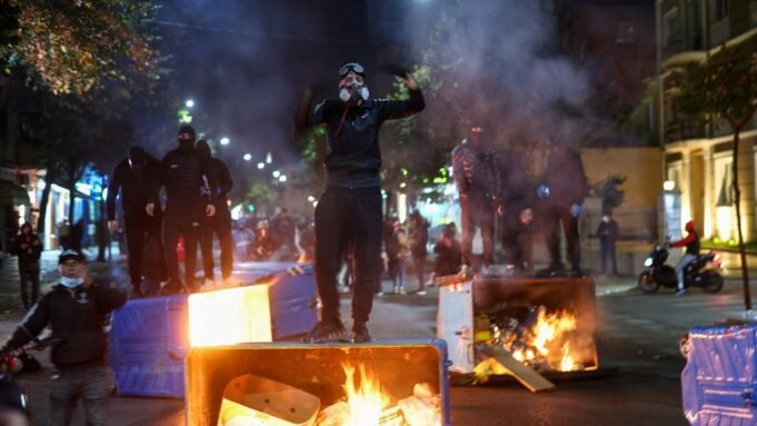 Albaneses incendiaram edifícios governamentais e entraram em confronto com a polícia de choque em protestos recentes | Notícias do mundo Albaneses incendiaram edifícios governamentais e entraram em confronto com a polícia de choque em protestos recentes | Notícias do mundo