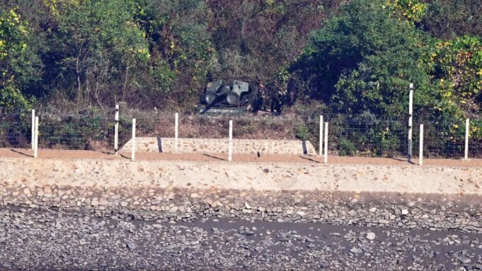 As tensões aumentam na Coreia à medida que os barris de artilharia norte-coreanos são apontados para o sul, perto da DMZ As tensões aumentam na Coreia à medida que os barris de artilharia norte-coreanos são apontados para o sul, perto da DMZ