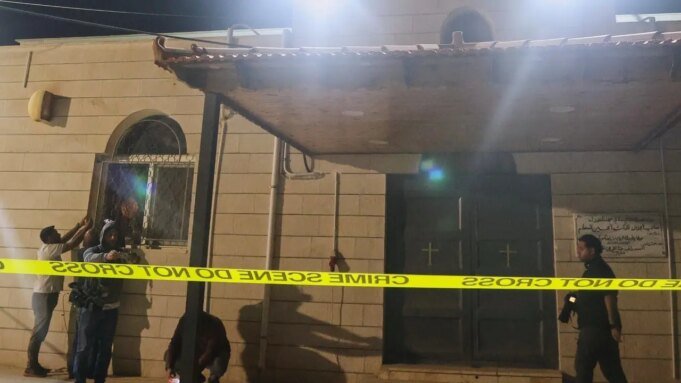 Ataque à igreja jordaniana em Karak mata 9 durante funeral ortodoxo grego Ataque à igreja jordaniana em Karak mata 9 durante funeral ortodoxo grego