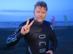 Carl Bushby nadou pelo Canal da Mancha para completar sua caminhada de 28 anos ao redor do mundo