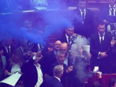Deputados da oposição albanesa perturbam o parlamento com foguetes após semanas de protestos antigovernamentais | Notícias do mundo