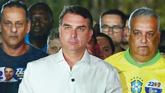 EUA permitem entrada de Flávio Bolsonaro em meio a investigação de lavagem de dinheiro no Brasil EUA permitem entrada de Flávio Bolsonaro em meio a investigação de lavagem de dinheiro no Brasil