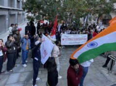 Estudantes indianos protestam contra a CEC em Londres; manifestação de apoiadores do governo
