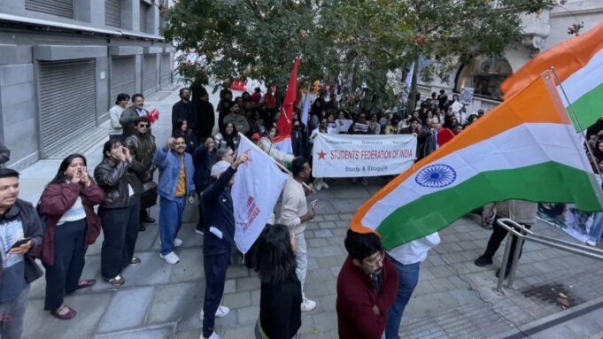 Estudantes indianos protestam contra a CEC em Londres; manifestação de apoiadores do governo Estudantes indianos protestam contra a CEC em Londres; manifestação de apoiadores do governo