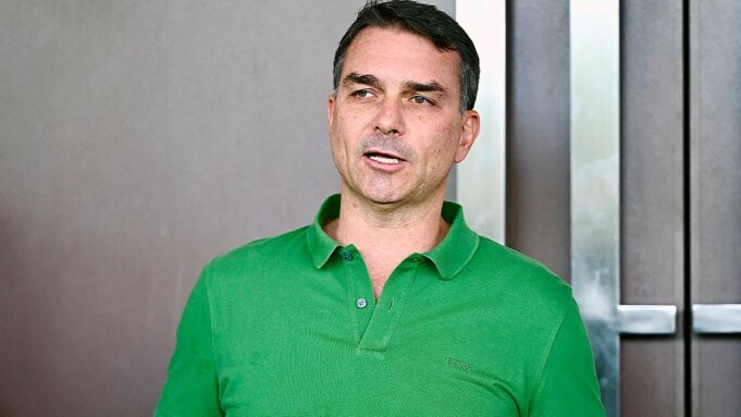 Flavio Bolsonaro está supostamente deixando o Brasil e indo para os EUA depois de perder a eleição Flavio Bolsonaro está supostamente deixando o Brasil e indo para os EUA depois de perder a eleição