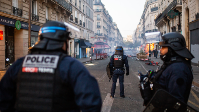 França enviará 70 mil policiais em meio a temores de agitação em meio a supostos ataques terroristas França enviará 70 mil policiais em meio a temores de agitação em meio a supostos ataques terroristas