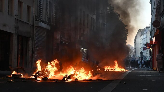 França mobiliza militares para “operação policial em grande escala” em meio a distúrbios França mobiliza militares para “operação policial em grande escala” em meio a distúrbios