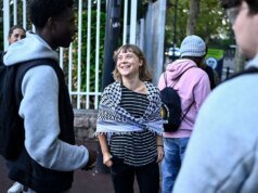 Greta Thunberg junta-se a protestos estudantis em França e critica a resposta da polícia