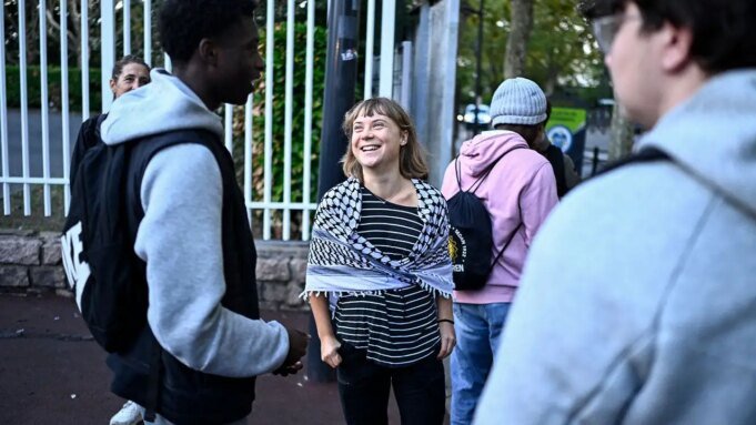 Greta Thunberg junta-se a protestos estudantis em França e critica a resposta da polícia Greta Thunberg junta-se a protestos estudantis em França e critica a resposta da polícia