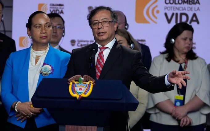 Gustavo Petro acusado de negociar em compras públicas por sexo Gustavo Petro acusado de negociar em compras públicas por sexo