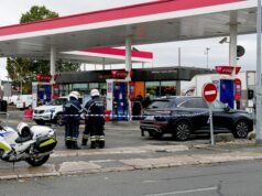 Investigação de terrorismo após agressor com ‘arma automática’ matar um e ferir quatro no subúrbio de Paris | Notícias do mundo