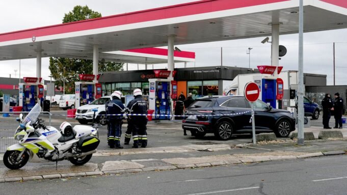 Investigação de terrorismo após agressor com ‘arma automática’ matar um e ferir quatro no subúrbio de Paris | Notícias do mundo Investigação de terrorismo após agressor com ‘arma automática’ matar um e ferir quatro no subúrbio de Paris | Notícias do mundo