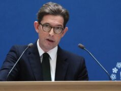 Irã ataca instalações militares do Reino Unido, alerta chefe do MI5; IA pode ativar armas biológicas