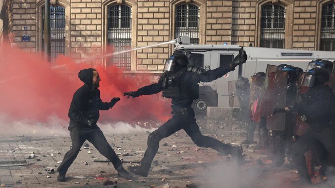 Macron diz que protestos em França estão a ser usados ​​politicamente