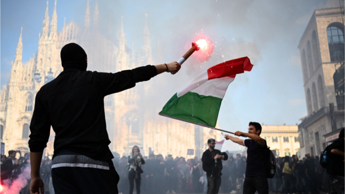 Motins na França se espalharam pela Europa depois que milhares de pessoas foram presas em confrontos Motins na França se espalharam pela Europa depois que milhares de pessoas foram presas em confrontos
