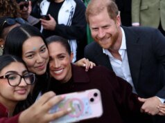 O Príncipe Harry e Meghan Markle foram recebidos por aplausos da multidão durante sua visita a Nottingham