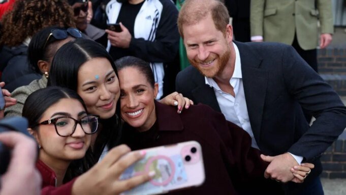 O Príncipe Harry e Meghan Markle foram recebidos por aplausos da multidão durante sua visita a Nottingham O Príncipe Harry e Meghan Markle foram recebidos por aplausos da multidão durante sua visita a Nottingham