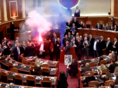 O parlamento da Albânia foi disperso quando Berisha acendeu tochas na câmara