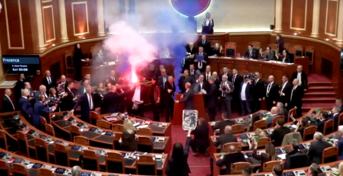 O parlamento da Albânia foi disperso quando Berisha acendeu tochas na câmara O parlamento da Albânia foi disperso quando Berisha acendeu tochas na câmara