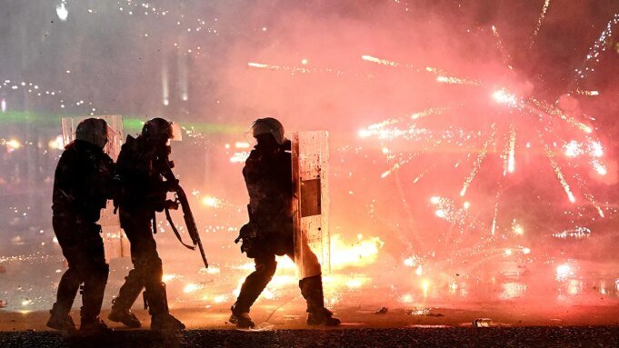 Os protestos na Albânia aumentam enquanto o primeiro-ministro Edi Rama culpa as forças externas pela violência