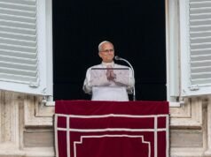 Papa Leão XIV retorna à Praça de São Pedro dias após cirurgia pulmonar