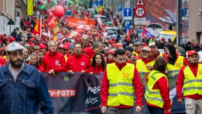 Protestos em Bruxelas atraem 30 mil pessoas em meio a confrontos policiais por medidas de austeridade Protestos em Bruxelas atraem 30 mil pessoas em meio a confrontos policiais por medidas de austeridade