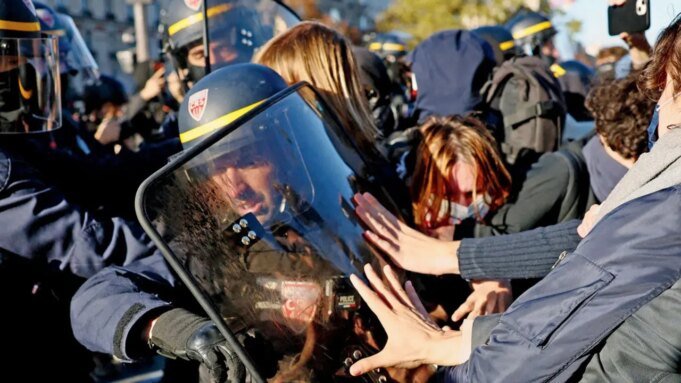 Protestos na França destruíram centenas de escolas, a polícia usou gás lacrimogêneo Protestos na França destruíram centenas de escolas, a polícia usou gás lacrimogêneo