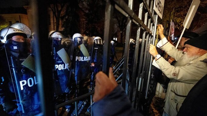 Protestos na Polónia intensificam-se em meio a disputa política