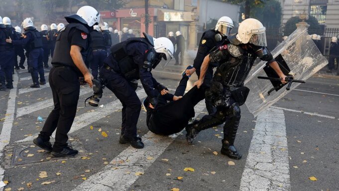 Protestos violentos na Albânia entram no terceiro dia após o primeiro-ministro se recusar a renunciar Protestos violentos na Albânia entram no terceiro dia após o primeiro-ministro se recusar a renunciar