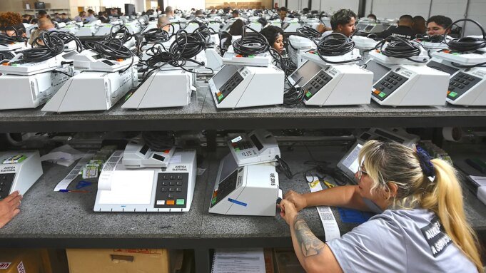 Urnas eletrônicas no Brasil lideram o mundo em velocidade e segurança Urnas eletrônicas no Brasil lideram o mundo em velocidade e segurança
