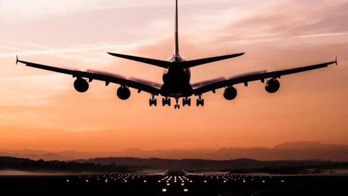 Viajantes indianos enfrentam interrupções de voos enquanto companhias aéreas cancelam serviços do Golfo